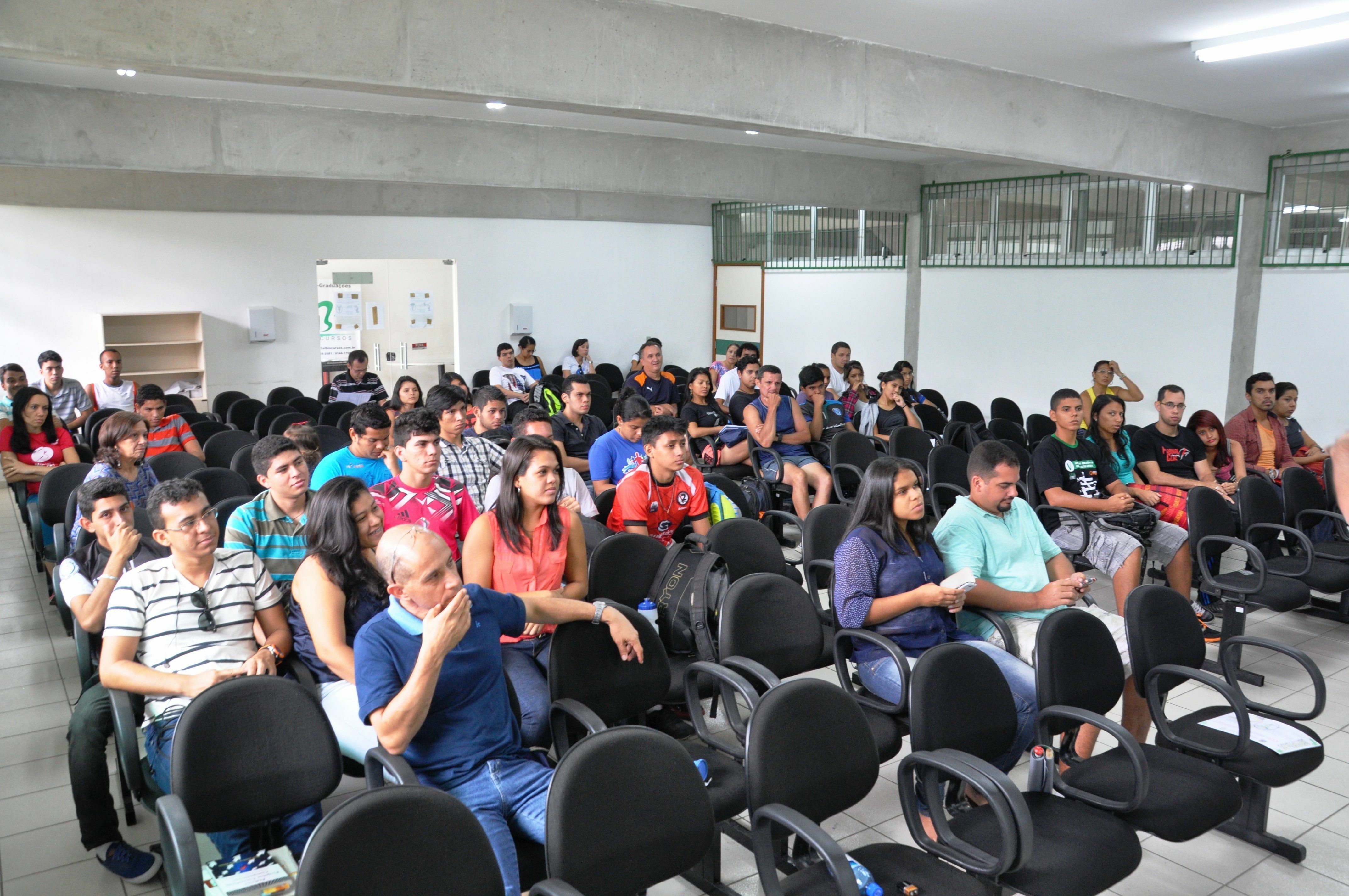 Acadêmicos e professore de Educação Física e Fisioterapia estiveram presentes à palestra
