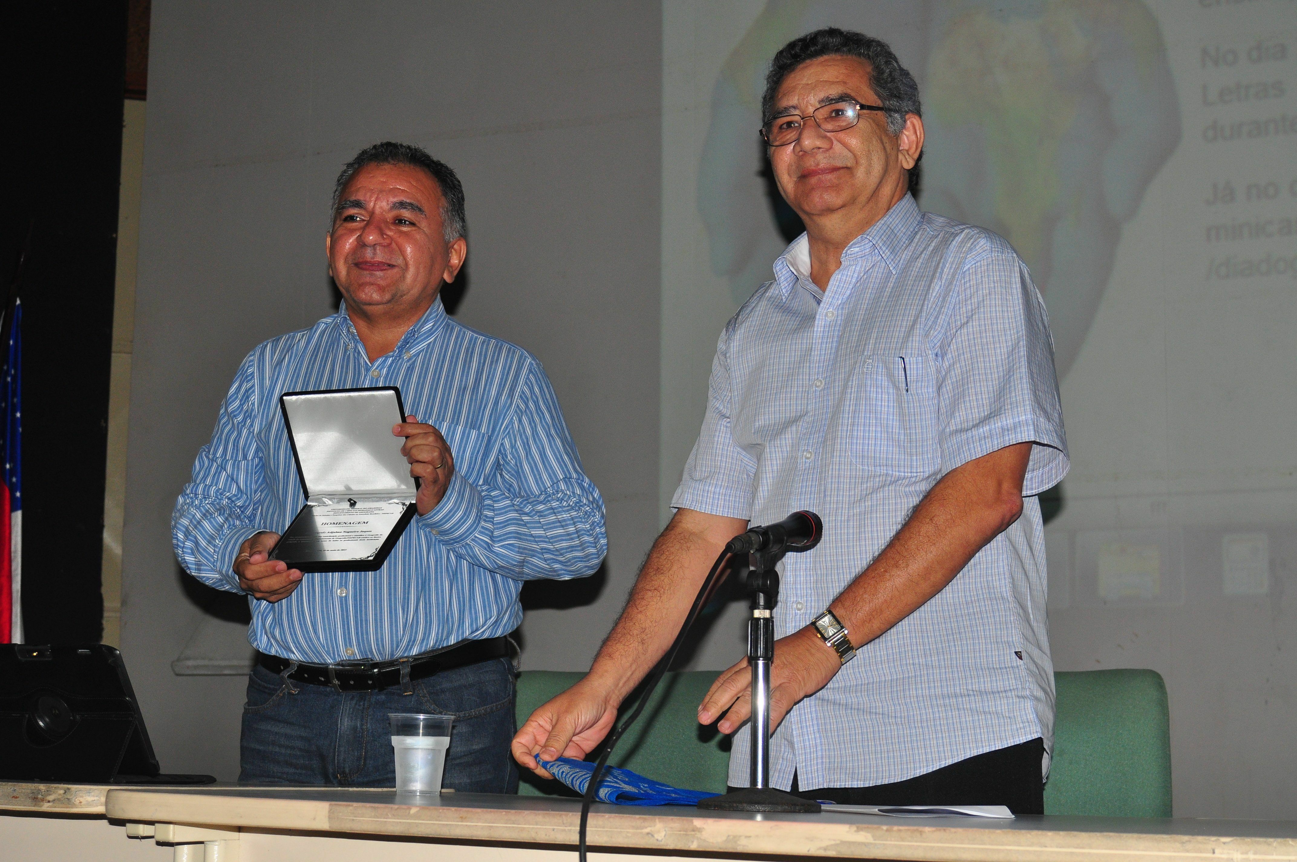 Adjalma Nogueira com a placa, e o professor José Aldemir