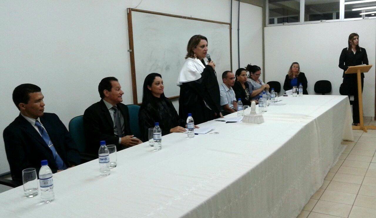 Mesa de abertura. Ao centro, reitora da UFAM, professora Márcia Perales