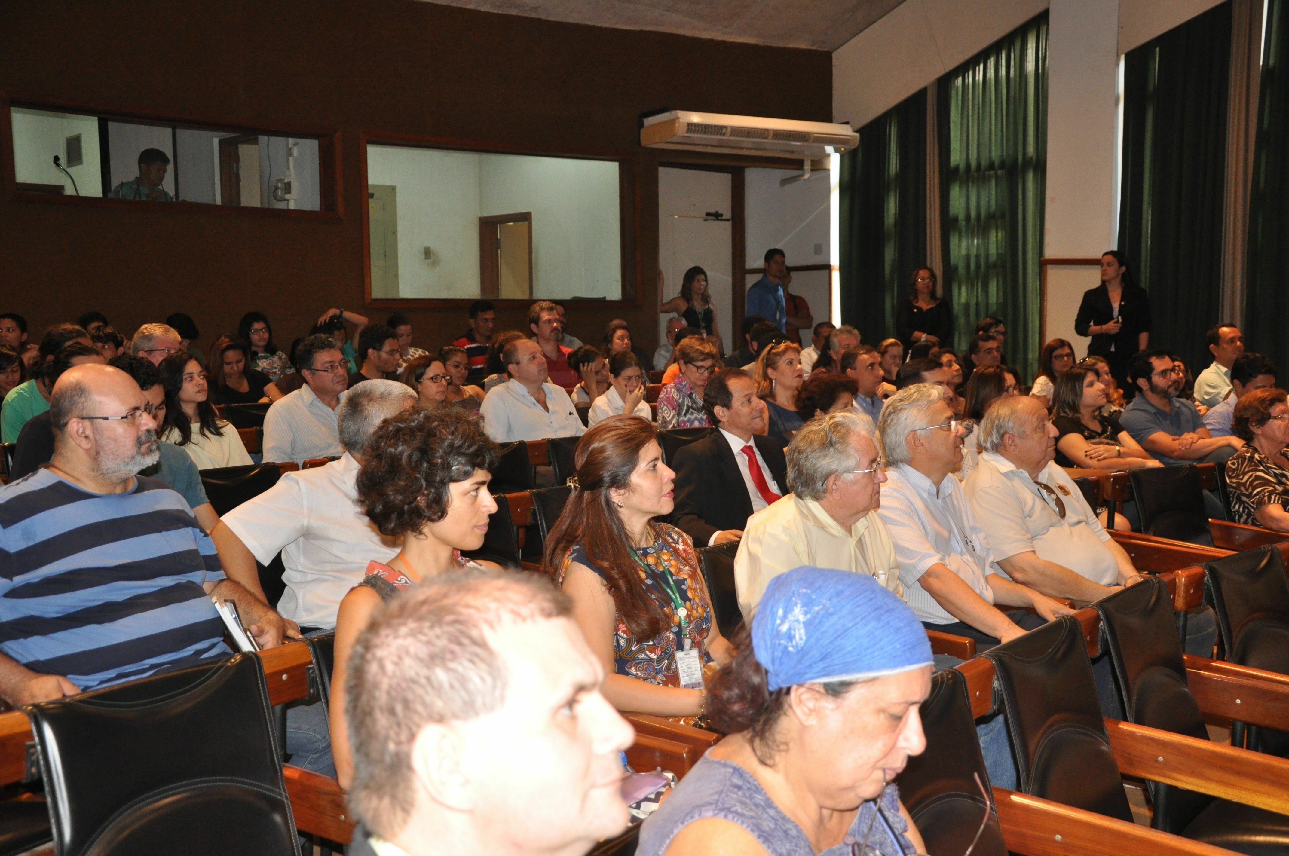 Público acompanhou solenidade de posse no auditório Rio Javari