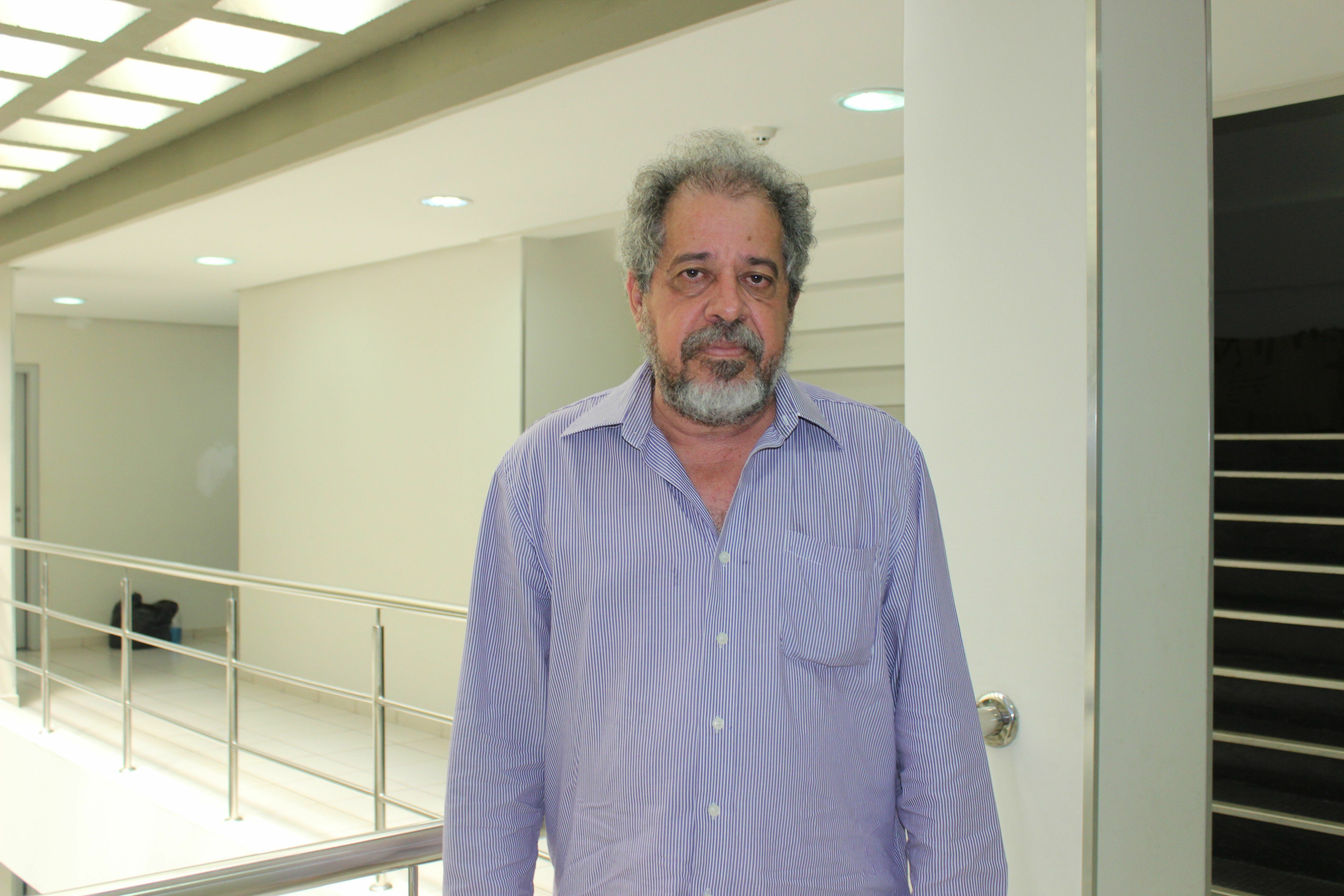 Prof. Marcílio de Freitas, chefe do Departamento de Física do ICE