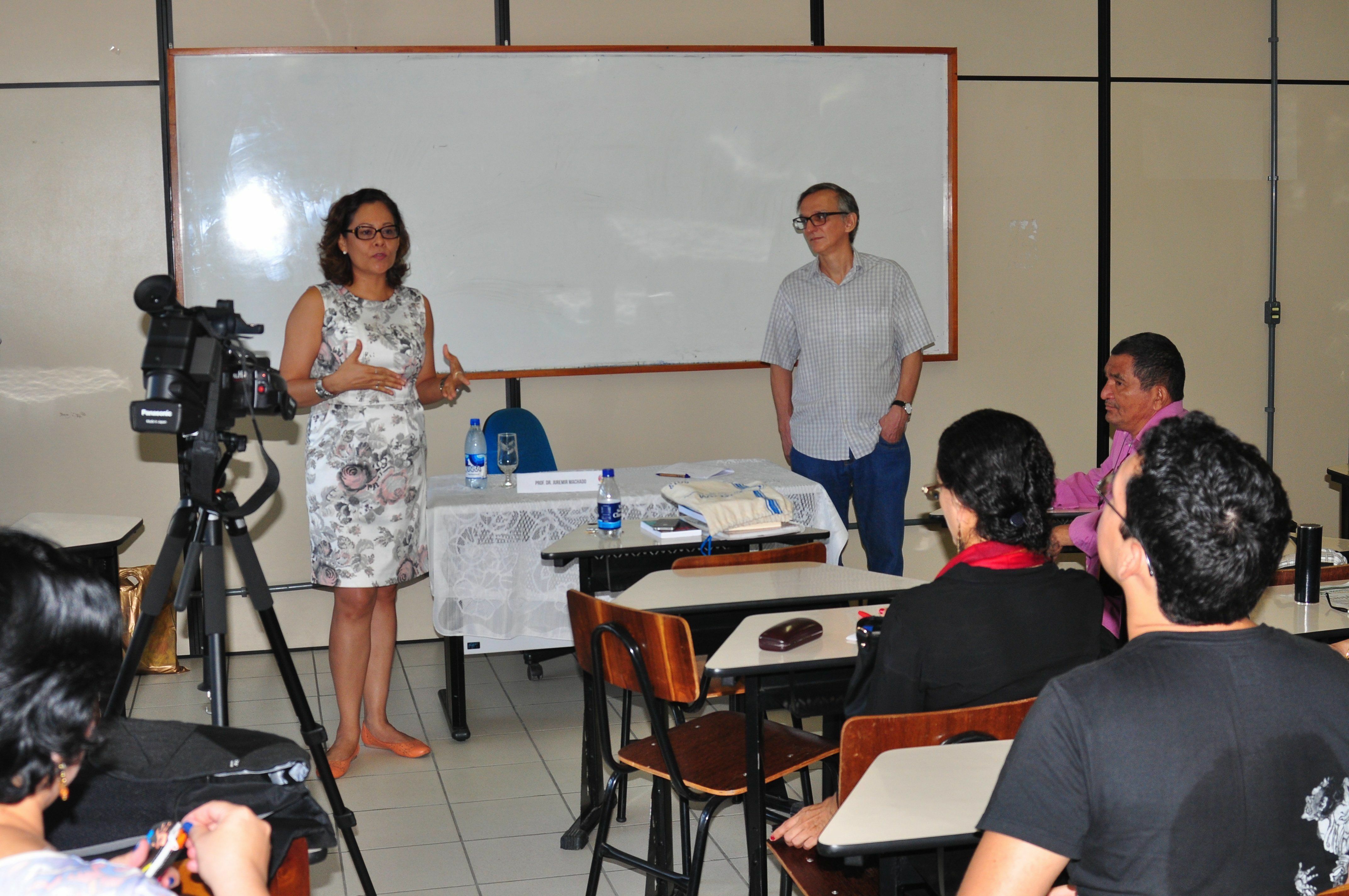 Professora Mirna Feitoza e palestrante