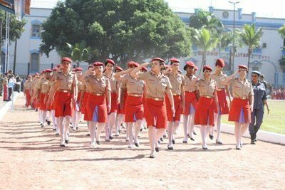 Alunas do CMM durante desfile alusivo ao 44º aniversário do Colégio