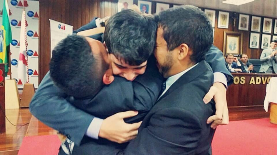 O trio, abraçado, ao final da competição
