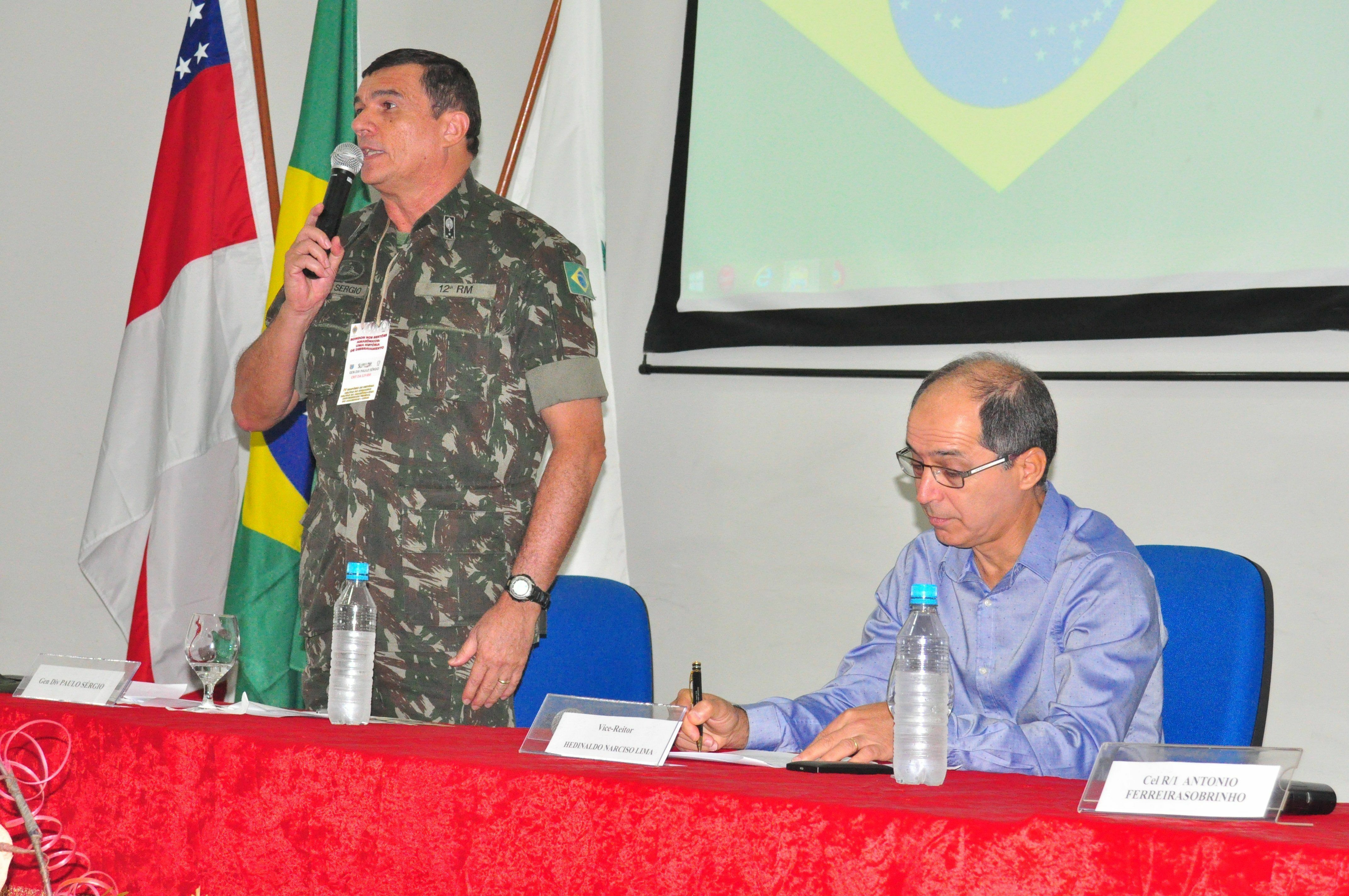 General Paulo de Oliveira, comandante da 12ª Região Militar; e o vice-reitor da UFAM, professor Hedinaldo Narciso Lima 