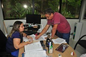 Pró-reitora em exercício Márcia Irene observa explicação do senhor Sandoval Jorge da SMTU