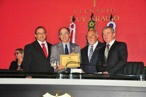 Vice-reitor Hedinaldo Narciso Lima recebe diploma em sessão especial na Aleam