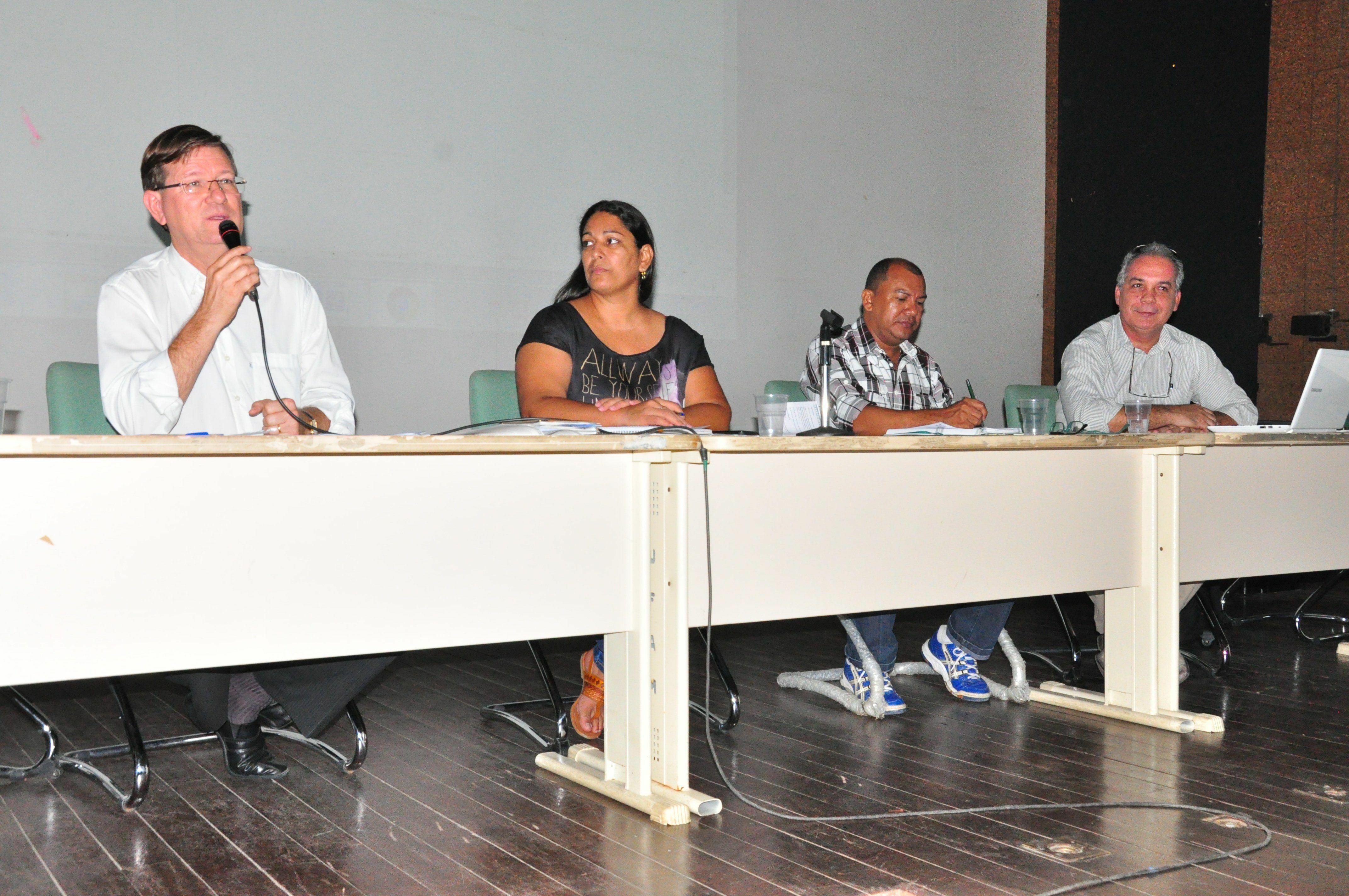 Da esquerda para direita, palestrantes: deputado estadual José Ricardo, Fabiana Saunier, Gláucio Fernandes, e Francisco Palheta