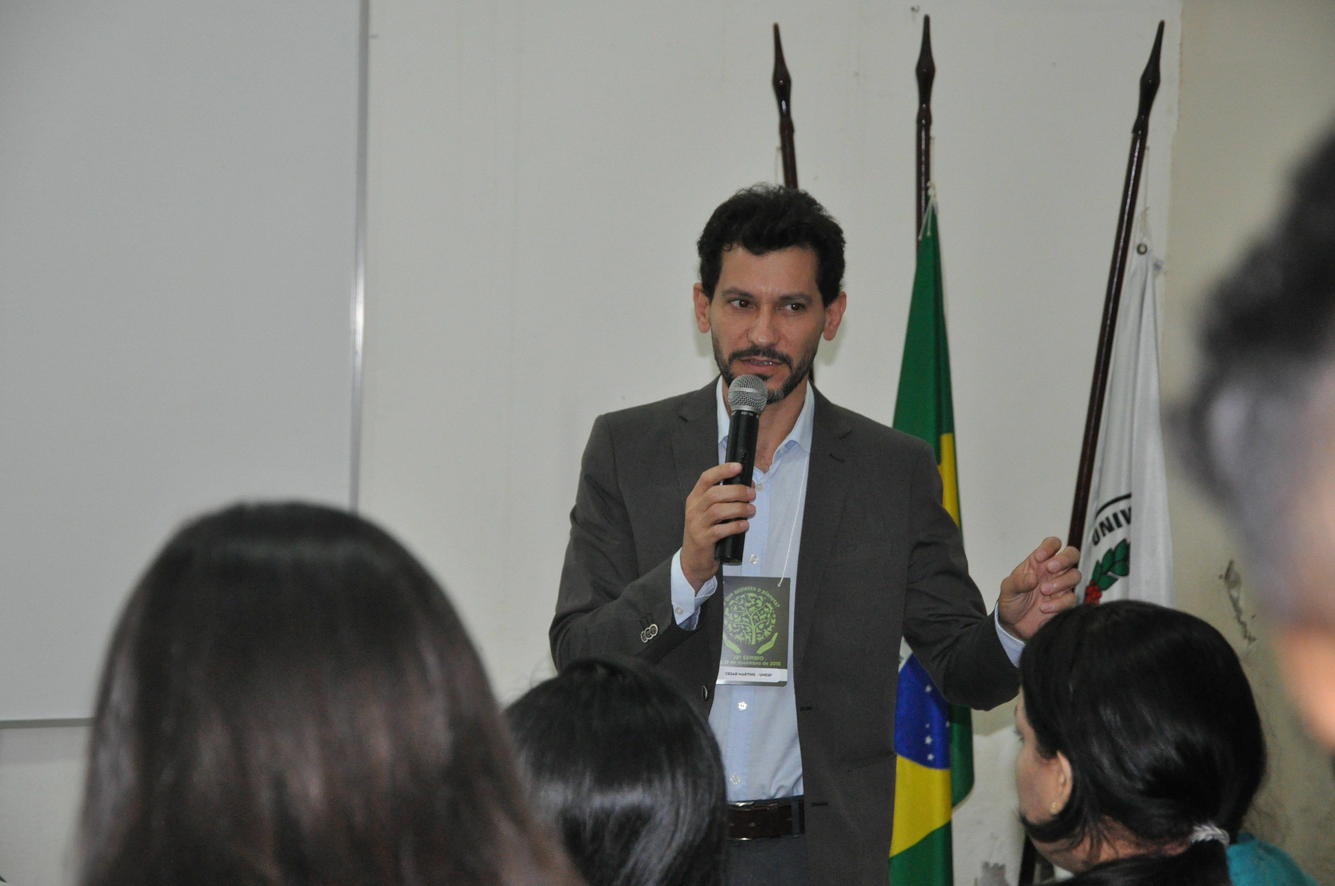 Professor César Martins palestrou sobre Iniciação Científica
