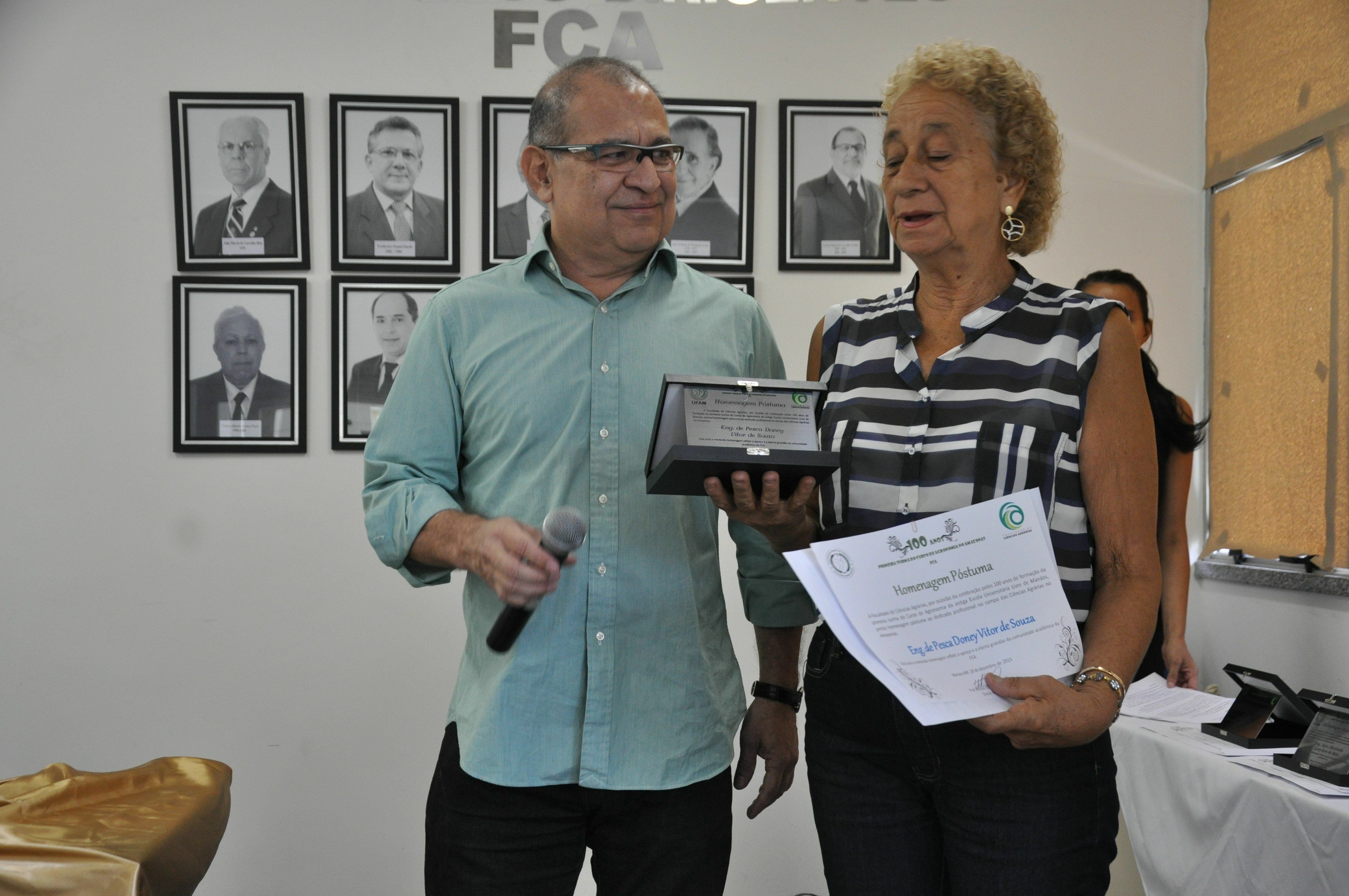 Professor Carlos Freitas (FCA) e Elizabeth de Souza, mãe de Doney de Souza