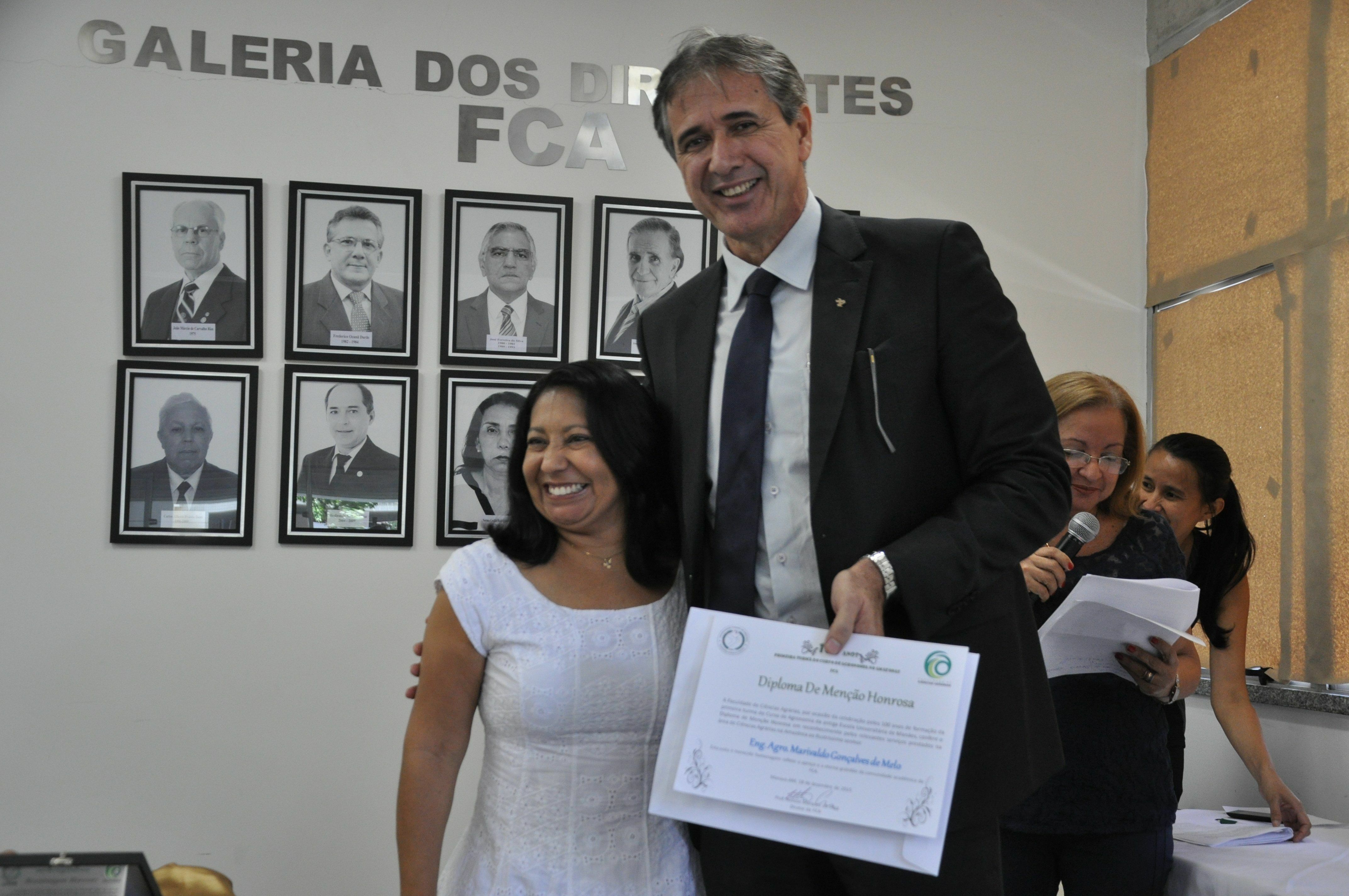 Professora Ângela da Silva (FCA) e o homenageado Marivaldo de Melo