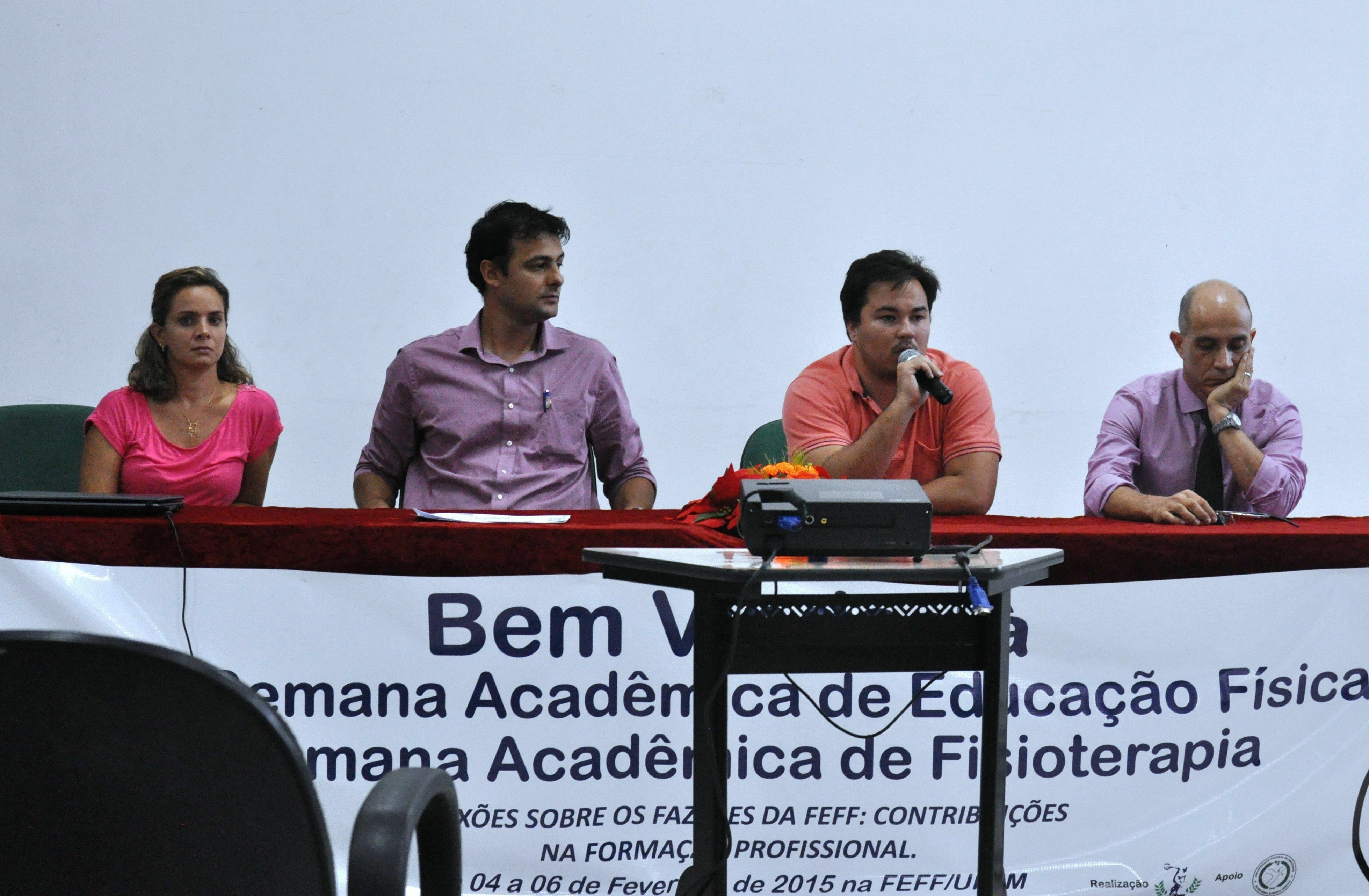 Mesa do evento. Da esquerda para a direita: profa. Fernanda Sanchez, prof. João Libardoni, prof. João Cláudio Machado e prof. Lúcio Fernandes.