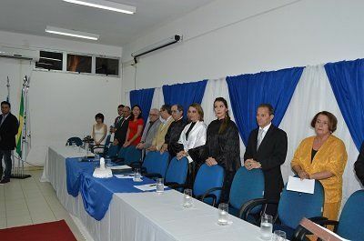 Mesa de honra com membros da Administração Superior, diretora do ICET e paraninfos das turmas
