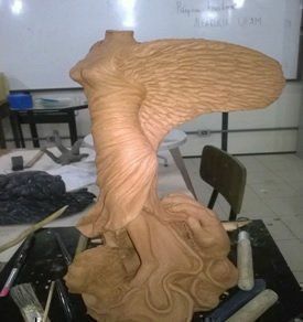 Esculturas em argila são produzidas pelos alunos na oficina de Terracota