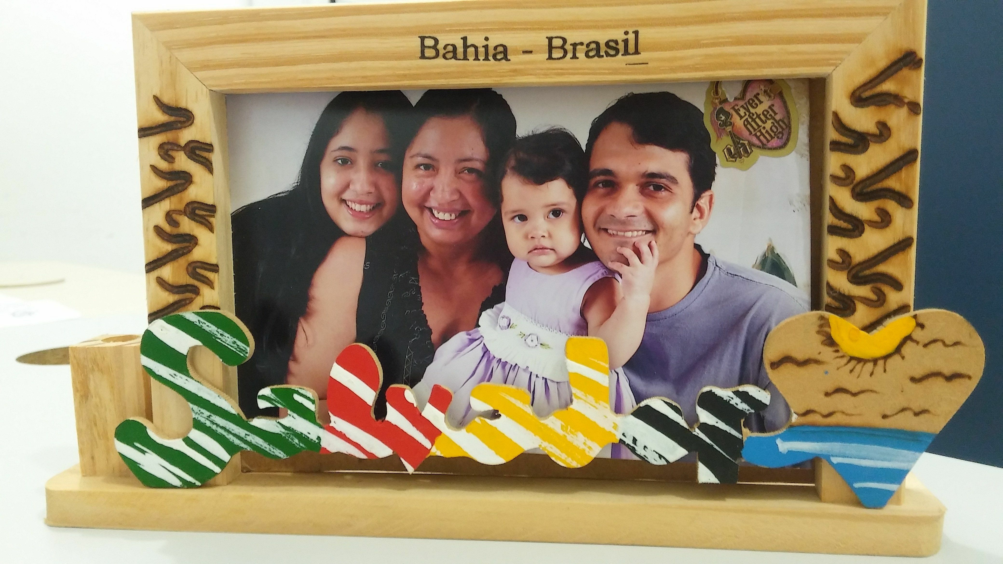 Saudade - Porta-retrato com a família completa decora a mesa de trabalho do professor