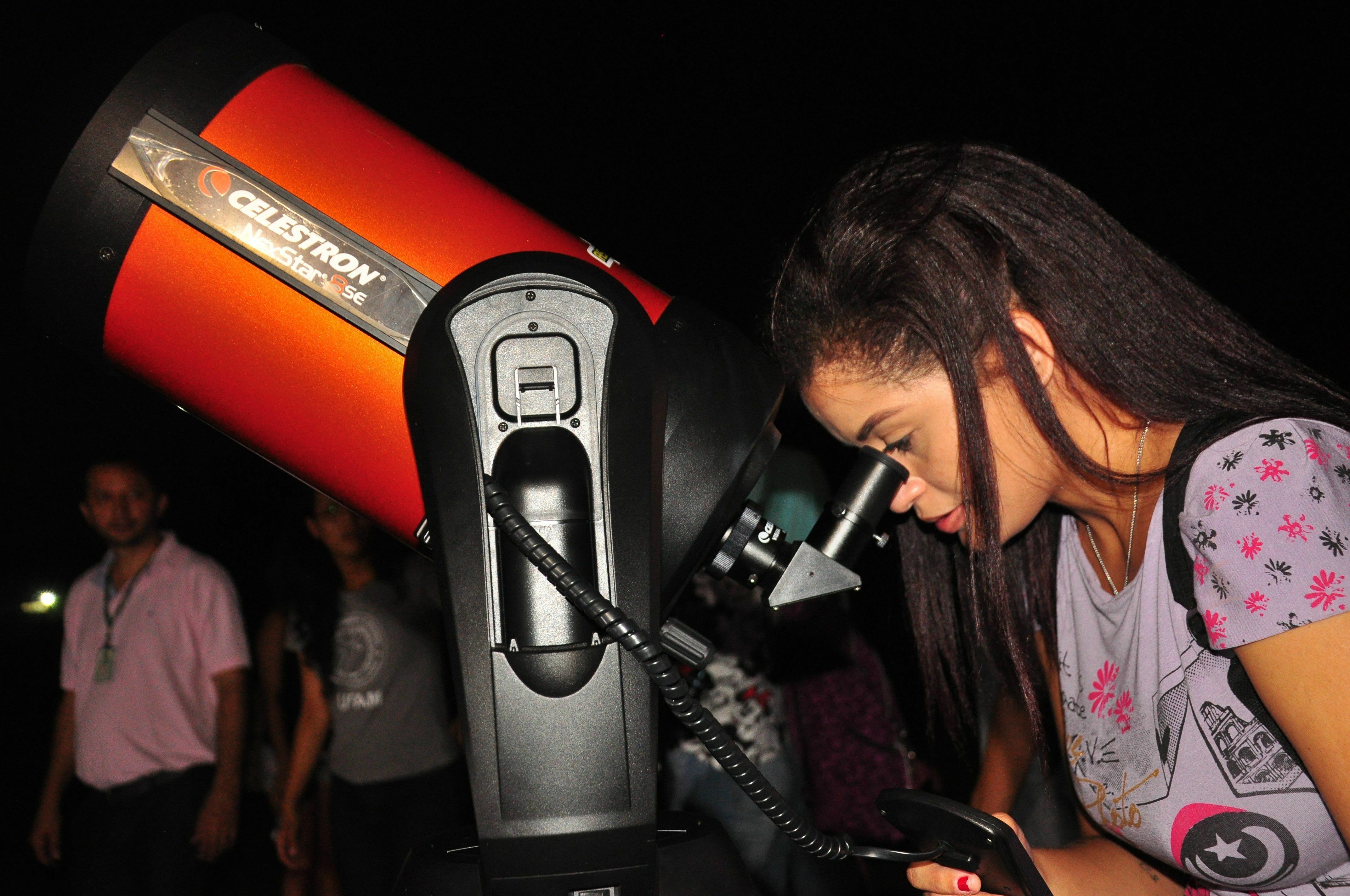 A estudante Yara Laiz Souza é uma das voluntárias do Clube de Astronomia