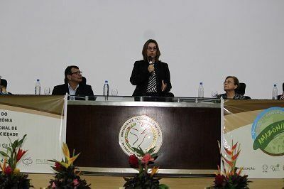 Reitora da UFAM, professora Márcia Perales, ao declarar aberto o Seminário Internacional