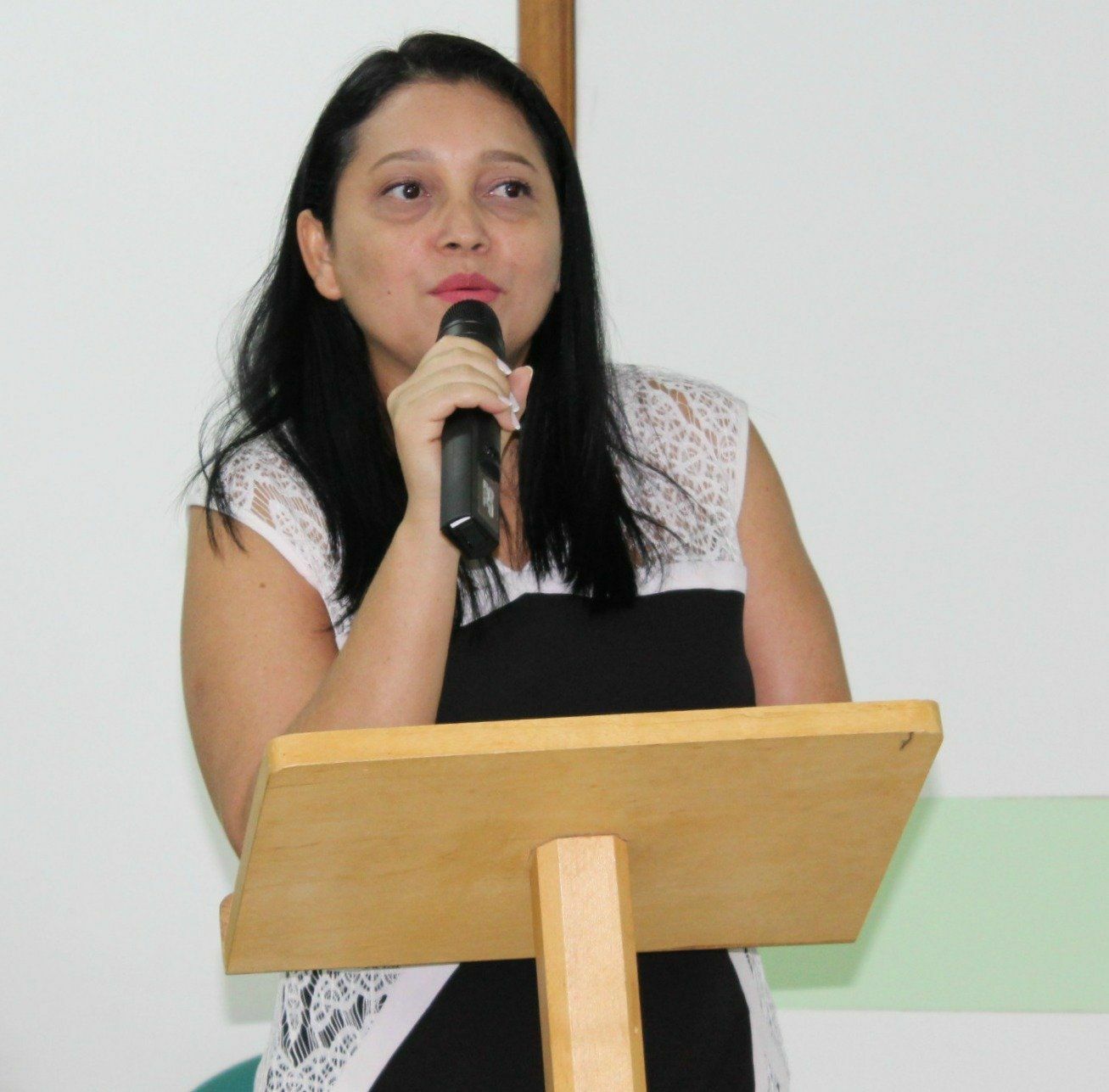 Diretora do IEAA, professora Elizabeth Tavares Pimentel