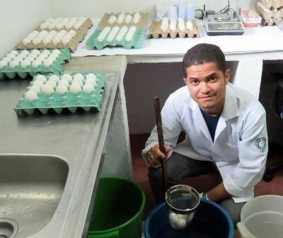 Mestrando André Ferreira Silva desenvolve o pesquisa da ração feita de resíduo de tucumã