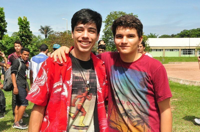 esq. p/ dir: Alunos ingressantes Jhonnyivan Barroncas e João Castanho  