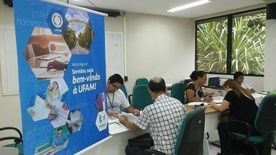 Servidores entregam a documentação no auditório da Pró-reitoria de Gestão de Pessoas - Prédio da Reitoria