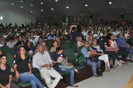 Público lotou o auditório Eulálio Chaves, onde ocorreu o último debate entre os candidatos à reitoria da Ufam