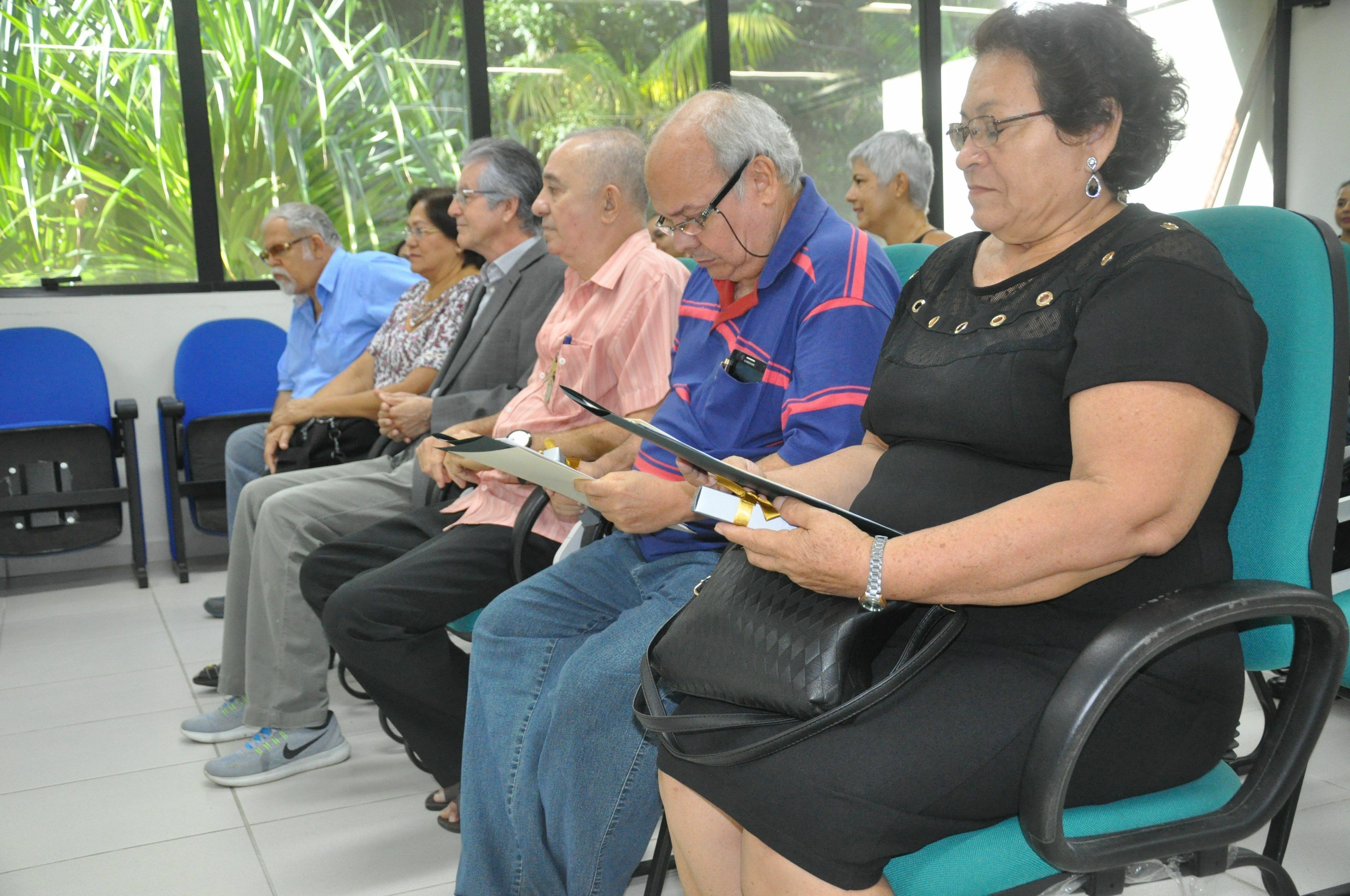 Servidores aposentados participam de cerimônia
