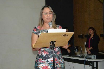 A coordenadora acadêmica da FIC, professora Carla Mara da Silva, durante discurso de posse