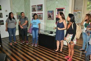 Pedagoga do Museu Amazônico Carolina Brandão dá explicações aos estudantes sobre o acervo do Museu