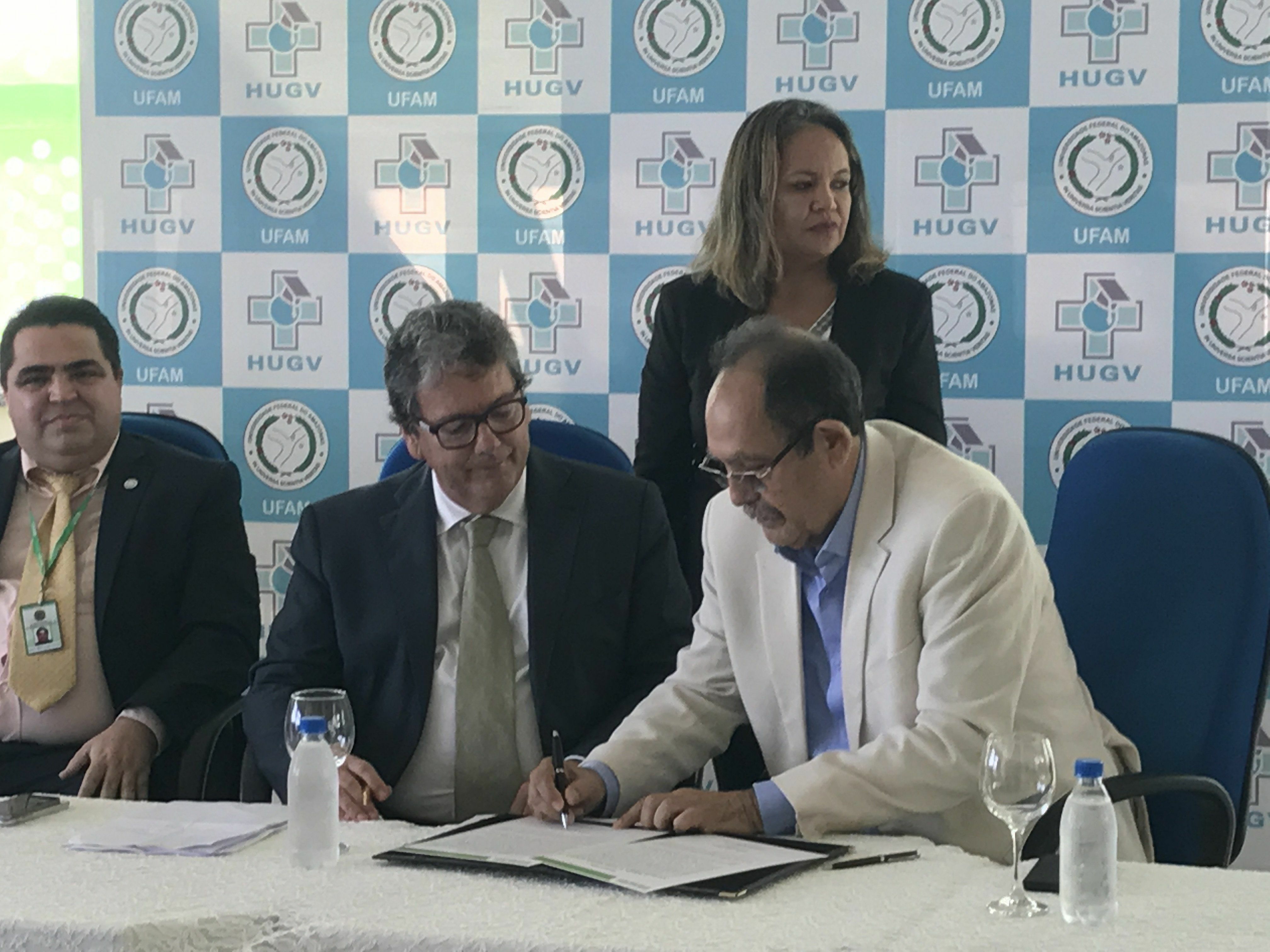 Novo superintendente do HUGV, ortopedista Júlio de Melo e Lima, durante a assinatura do Termo de Posse