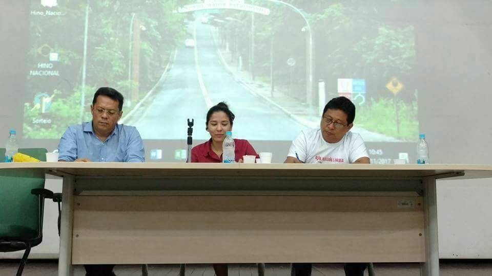 Candidatos participaram de um debate no dia 14 de novembro. Da esquerda para direita, professor Nelcioney Araújo, Dhyene dos Santos (Membro da Comissão Eleitoral) e o professor Nonato Pereira 