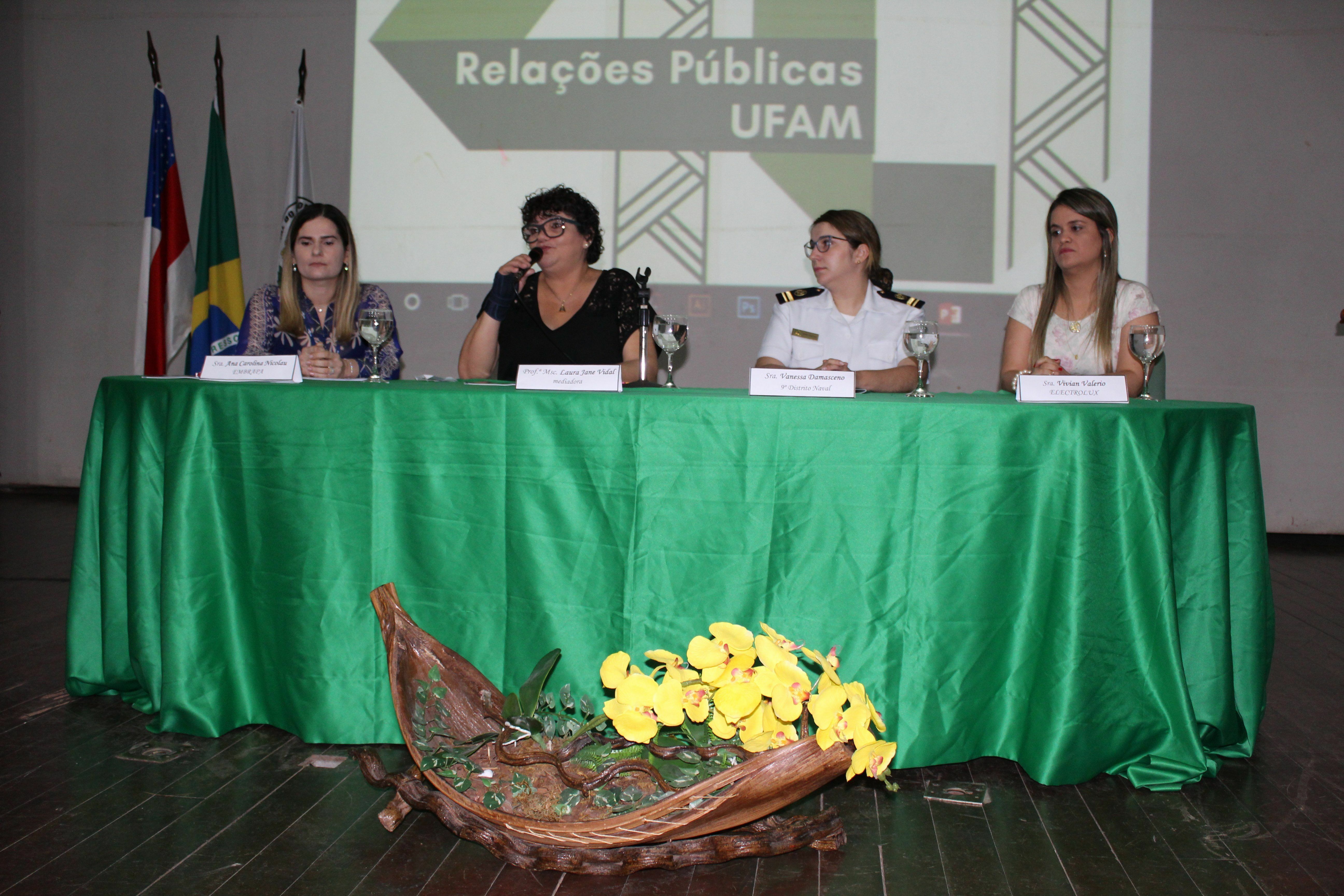 Egressas do curso: Ana Carolina Nicolau, Vanessa Damasceno e Vivian Valério. Mediadora: Prof. Laura Jane Vidal
