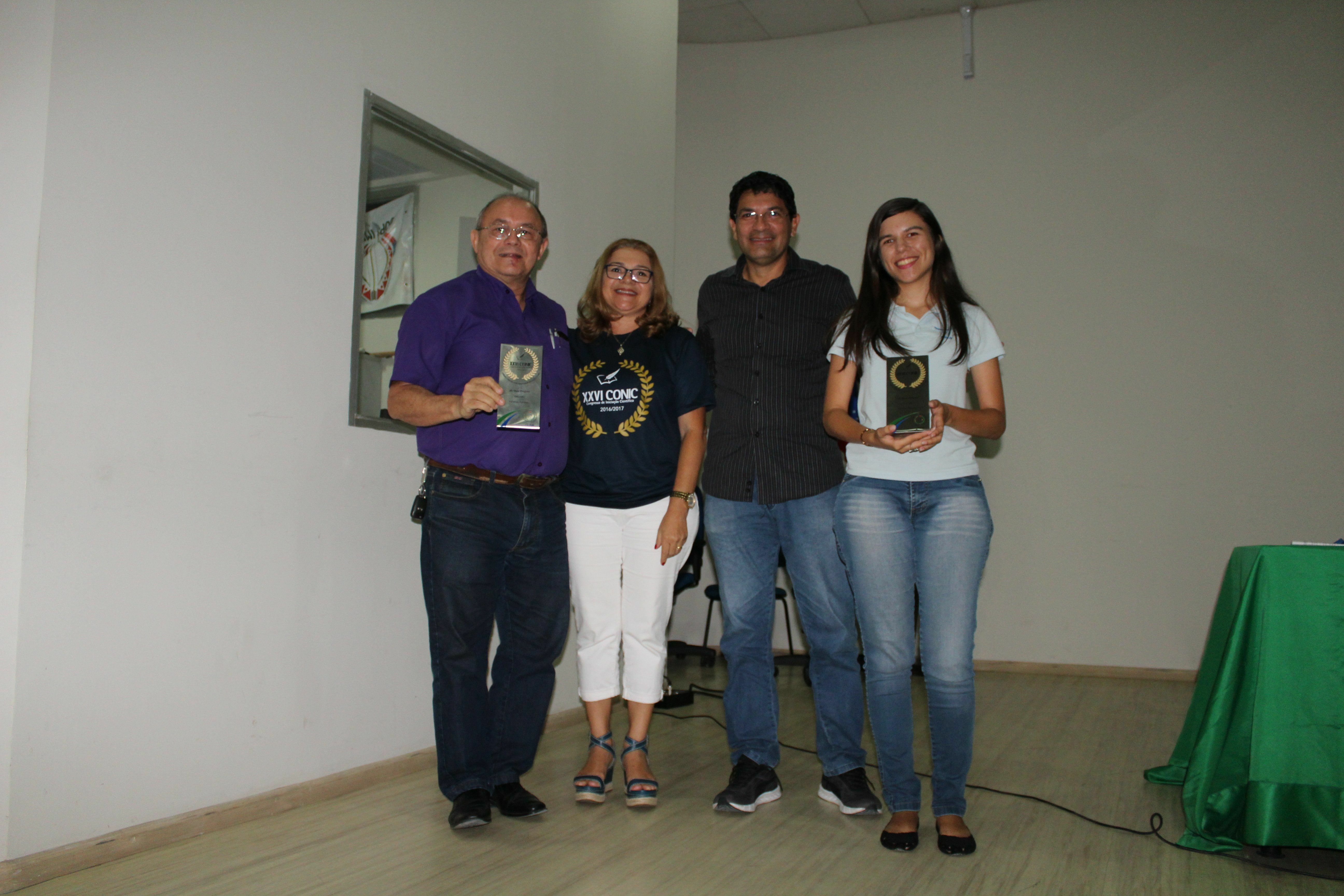 Professor Frank Cruz e a aluna Brenna Melo de Freitas receberam a premiação do melhor projeto de Pibiti da área de Ciências Agrárias