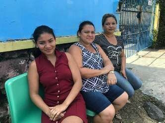 Familiares na torcida pelos candidatos durante a prova
