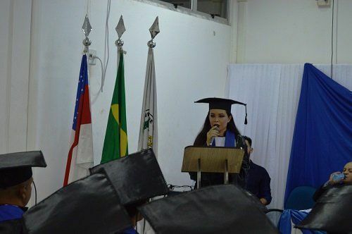 A acadêmica Raíssa Grana proferiu discurso em nome de todas as turmas do ICET que se formaram neste período letivo