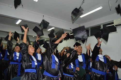 Recém-formados comemoram a conquista do nível superior