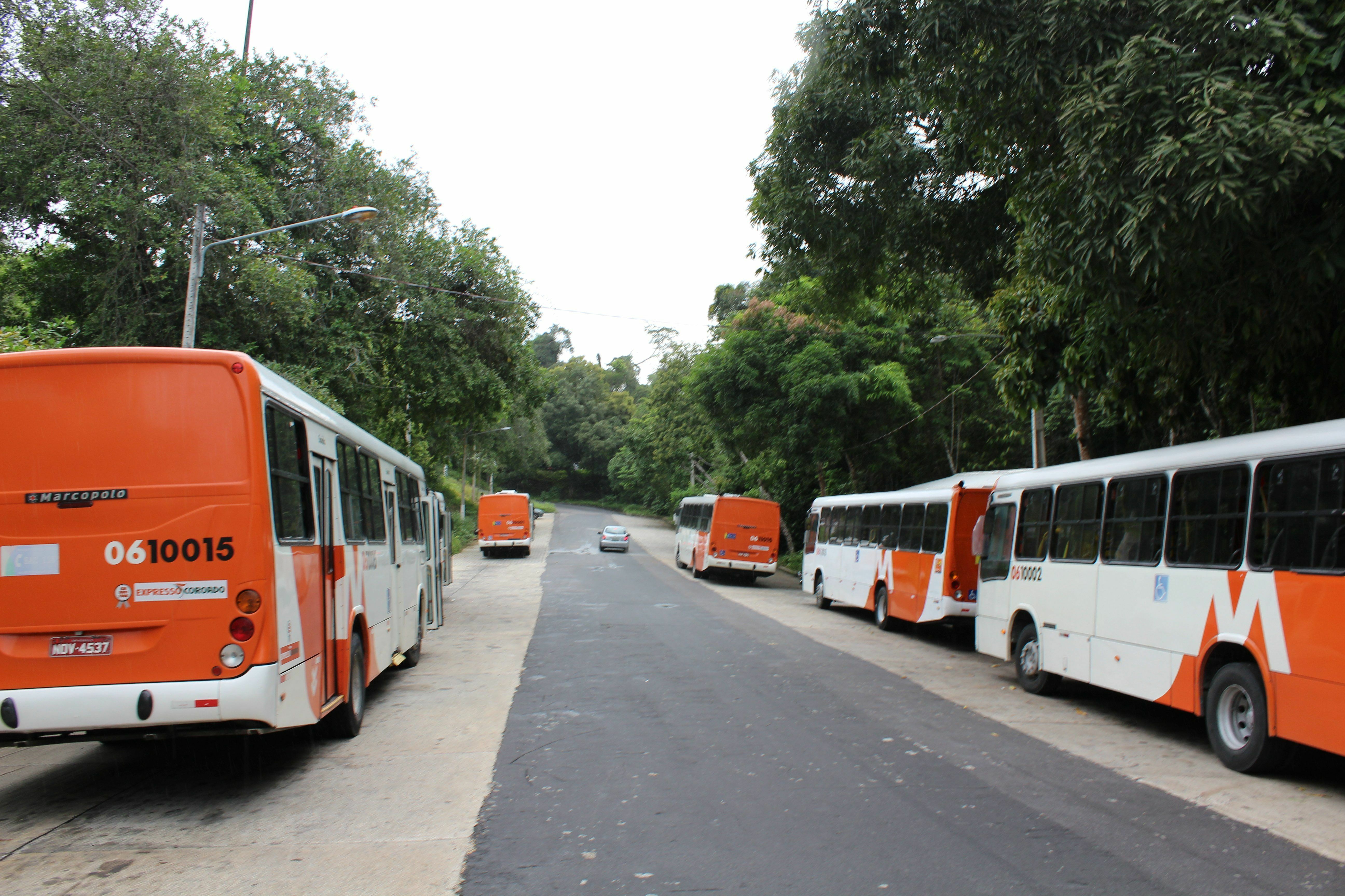 Estacionamento possui vagas para 12 ônibus.