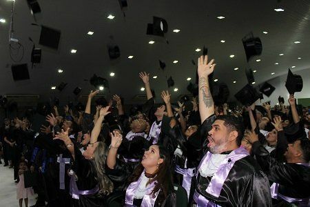Graduados comemoram a conquista do diploma