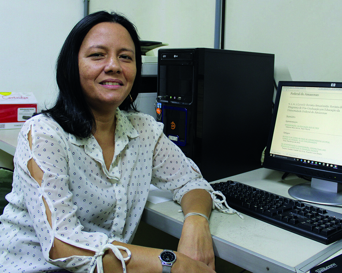 Professora Fabiane Maia atua como editora revista
