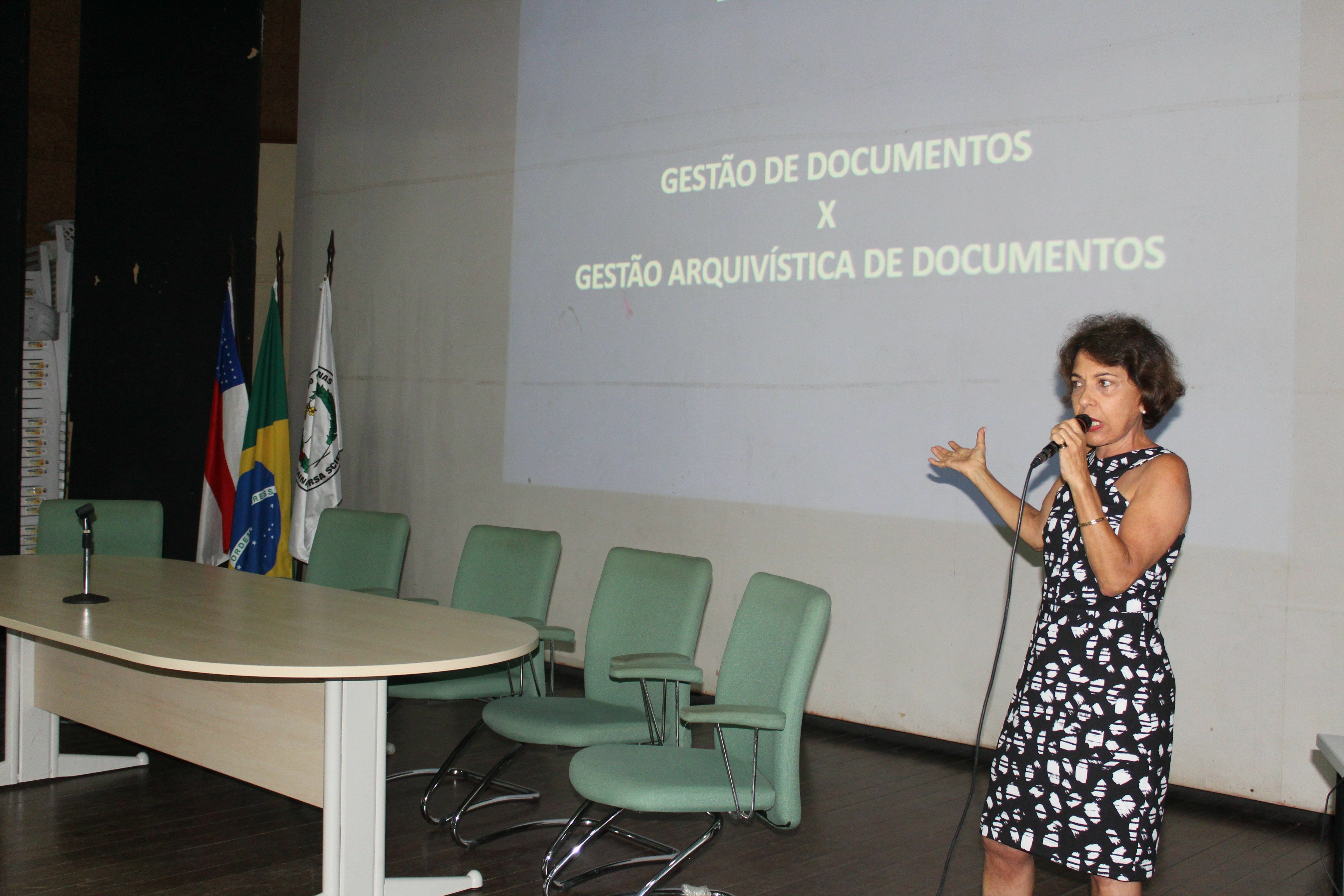 O primeiro minicurso tratou da gestão arquivística de documentos digitais.