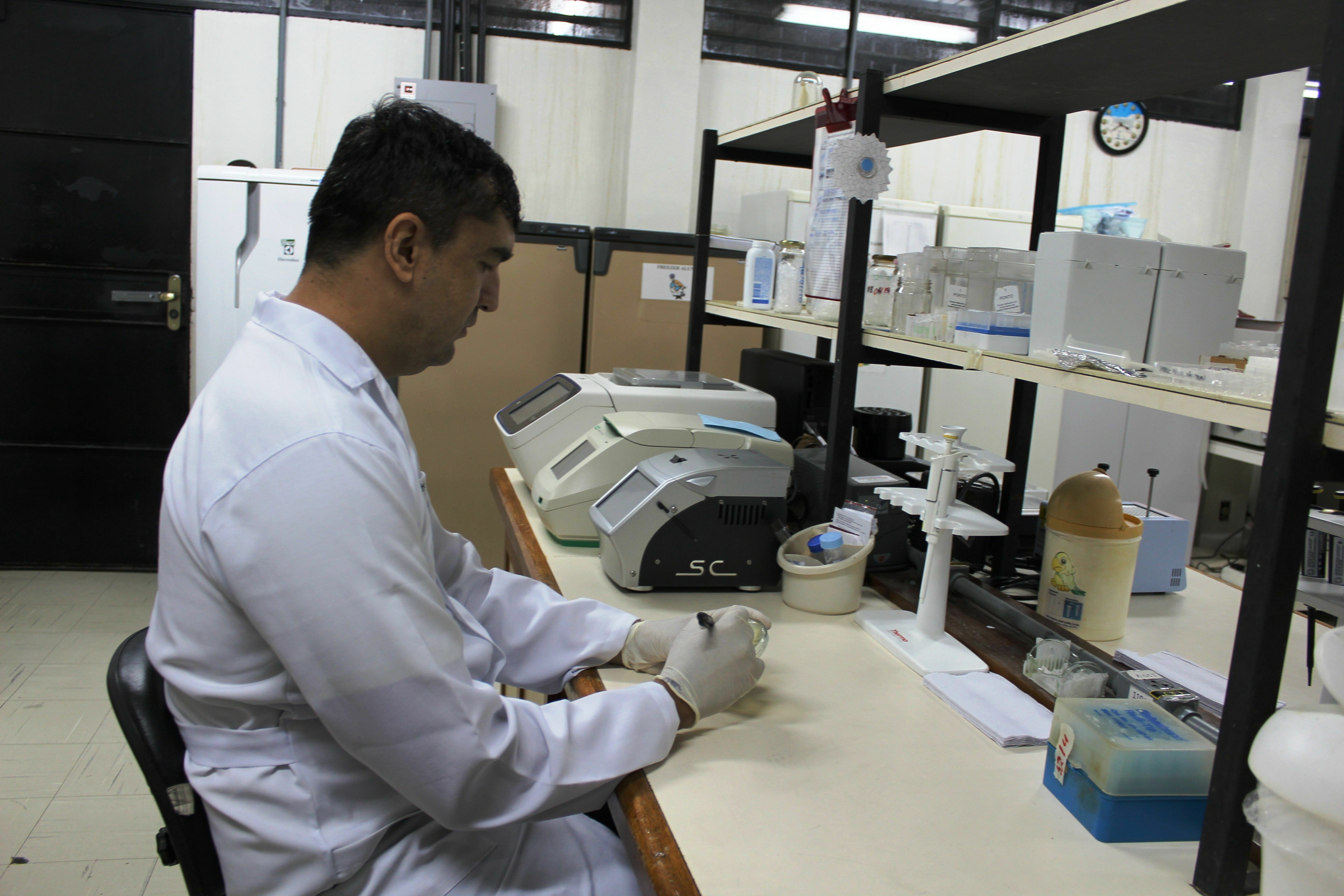 Professor Eraldo Lopes no Laboratório de Tecnologias de DNA do CAM