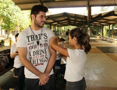 Estudante de Engenharia Mecânica, Vinícius Coelho Simões, sendo imunizado contra o Sarampo