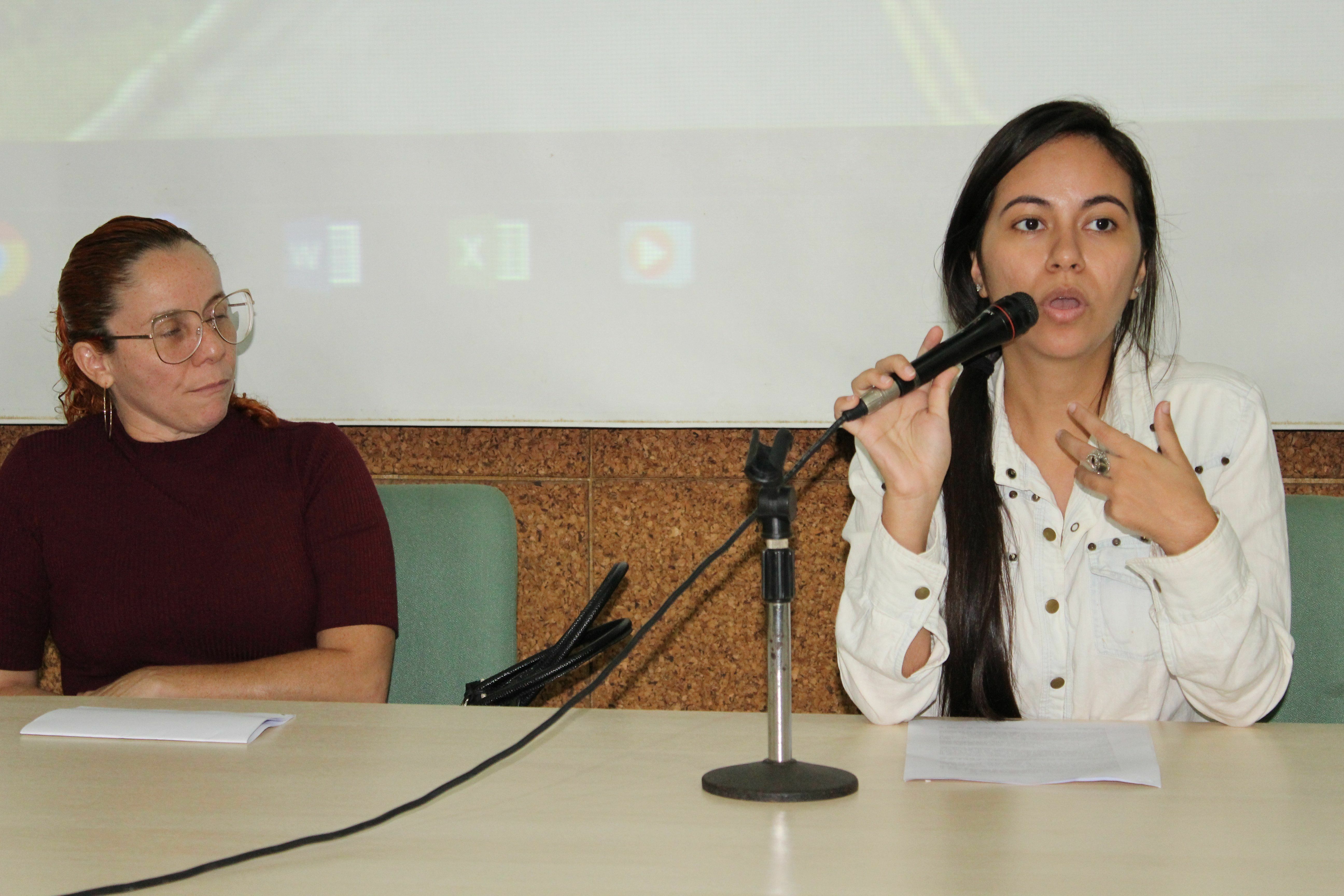 As palestrantes Naiana Góes, à direita, e Alessandra Pereira, à esquerda.  