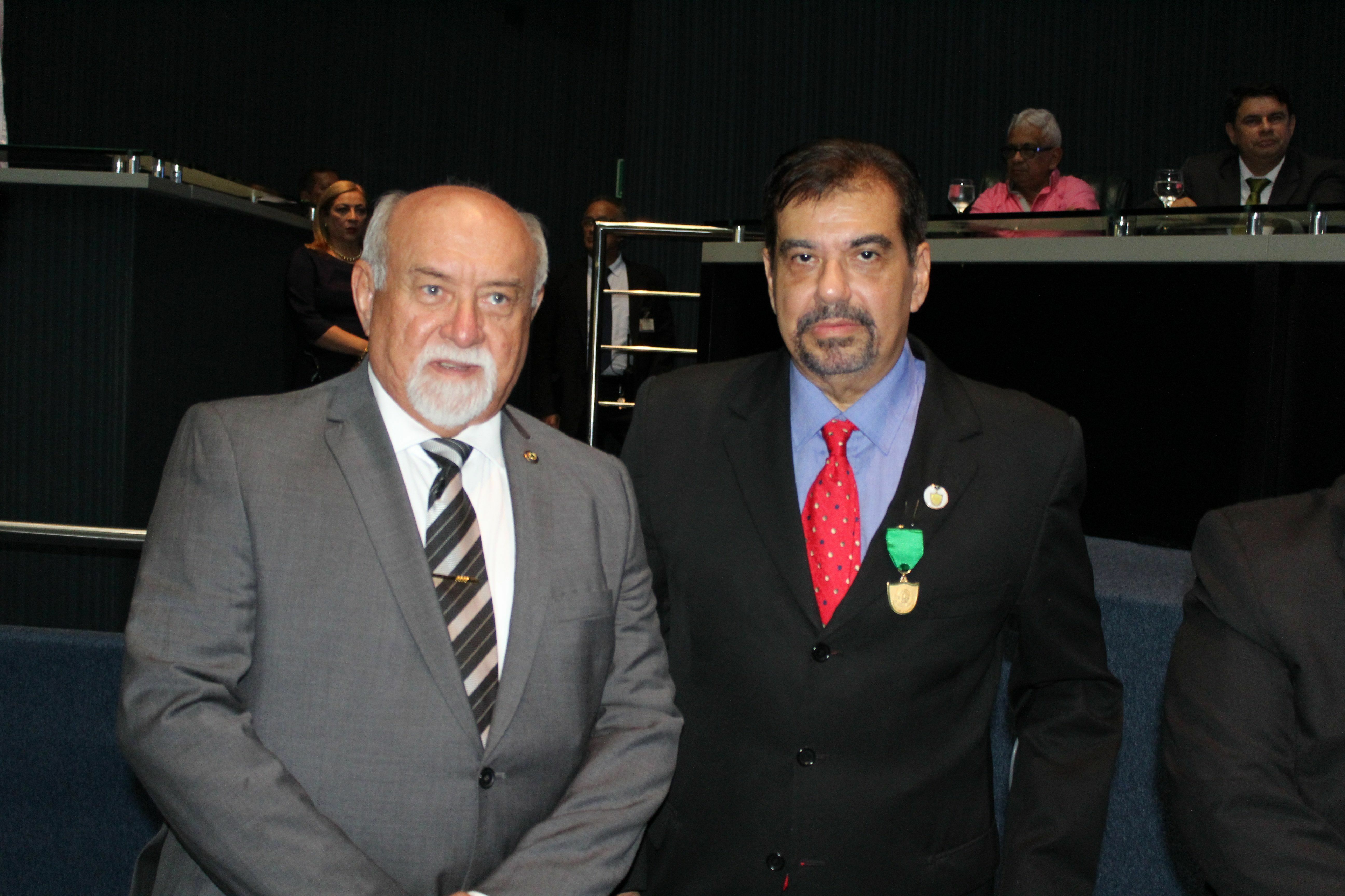 Professor Isaac Tayah (à esquerda) indicado pelo Deputado Berlamino Lins (à direita) 
