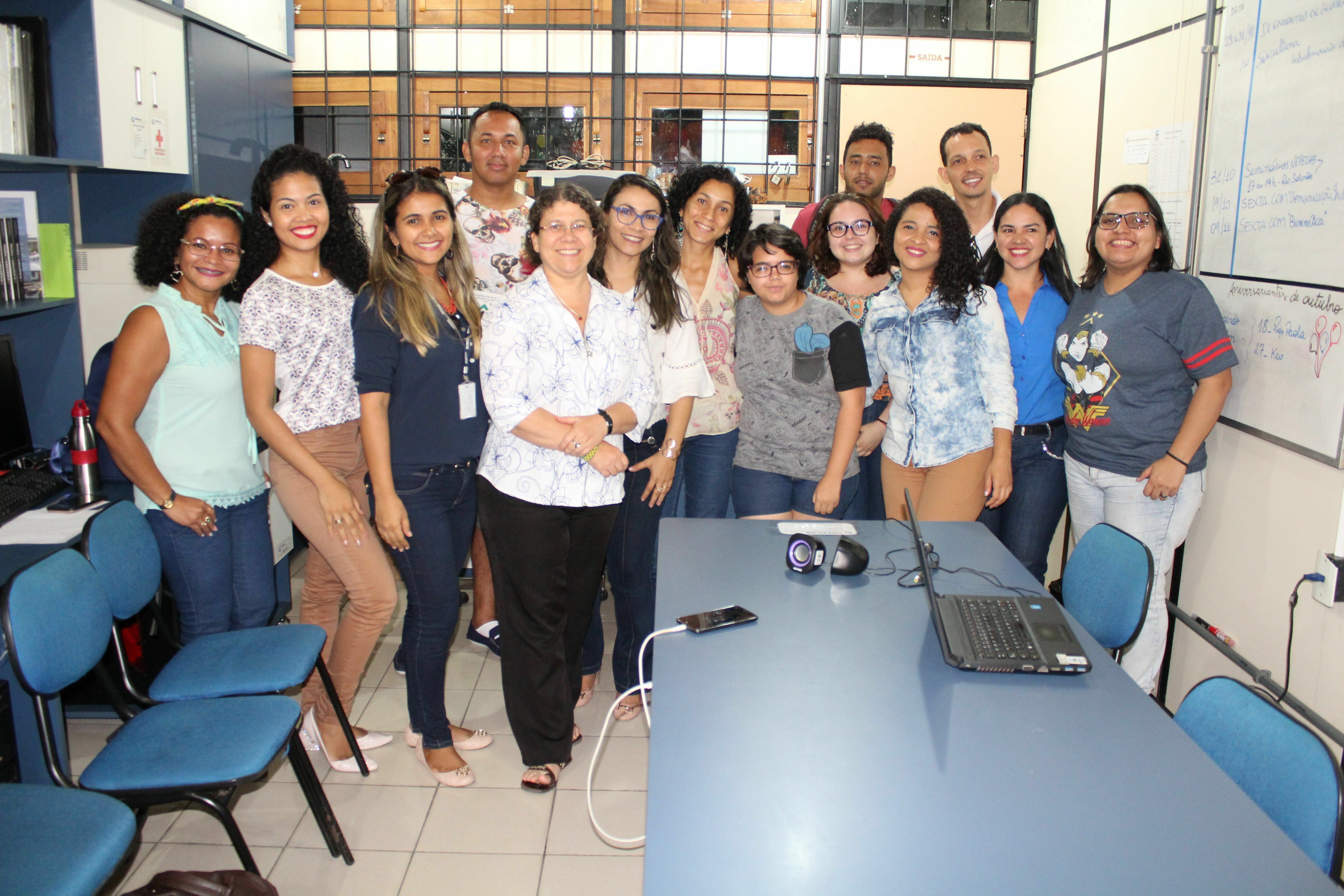 A professora Paula Santana e a palestrante, Tássia Nascimento (centro) e alunos do Nepecab    