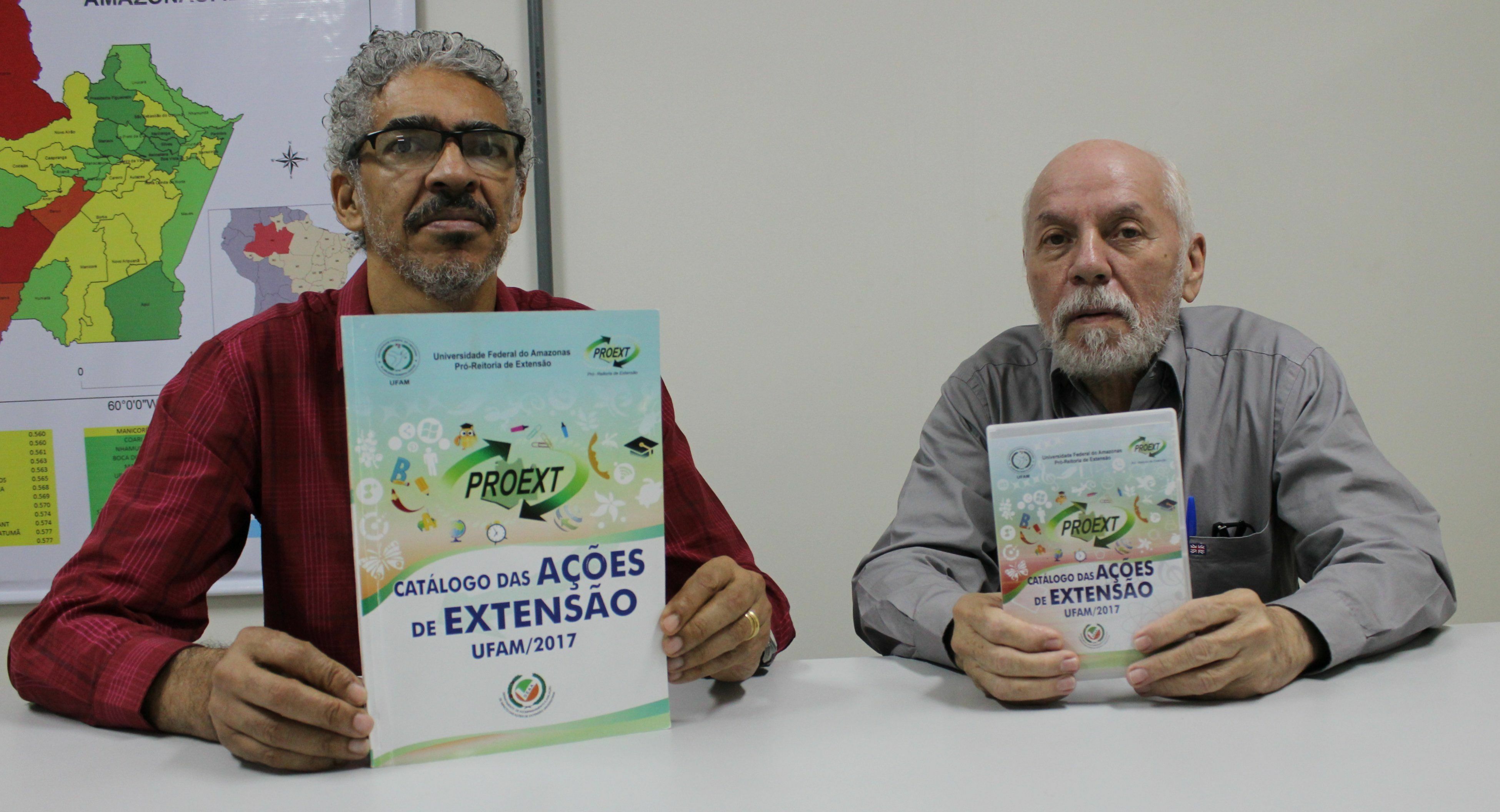 Professores Almir de Menezes (esq.) e Ricardo Bessa com as versões impressa e digital, em CD, do catálogo