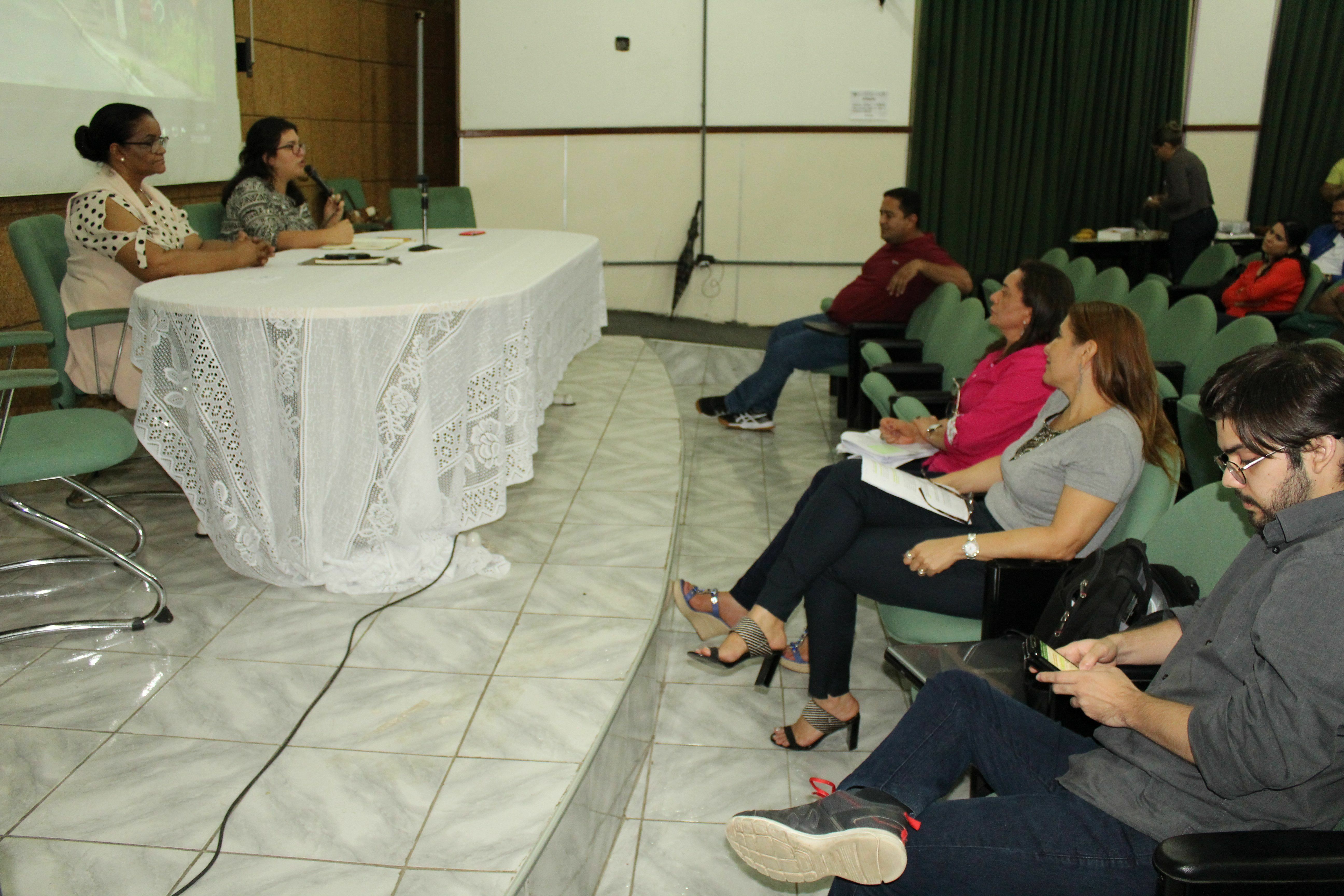 Professora Renilda Costa (primeiro plano),  no Seminário sobre Religiões, do PPGSCA, 