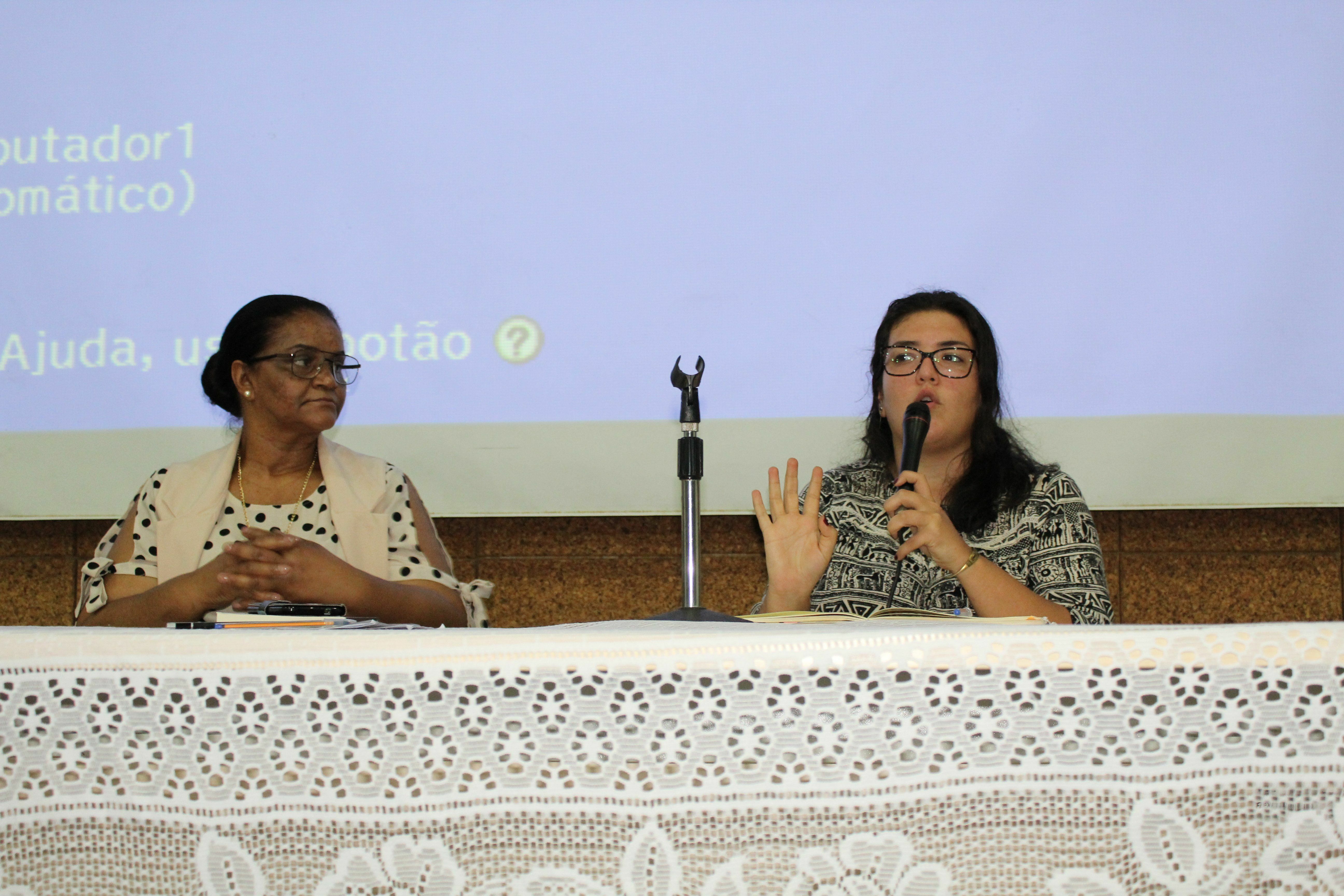 A palestrante Ana Flavia Souza Aguiar em pronunciamento no Seminário do PPGSCA