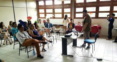 O editor-geral da revista 'Curvas do Rio', o estudante Jaime Lima na apresentação da revista 