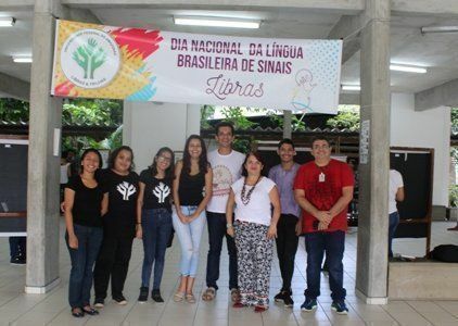 Equipe do Programa de Extensão e Pesquisa Libras e Trilhas durante evento alusivo ao Dia Nacional  da Língua Brasileira de Sinais (Libras)